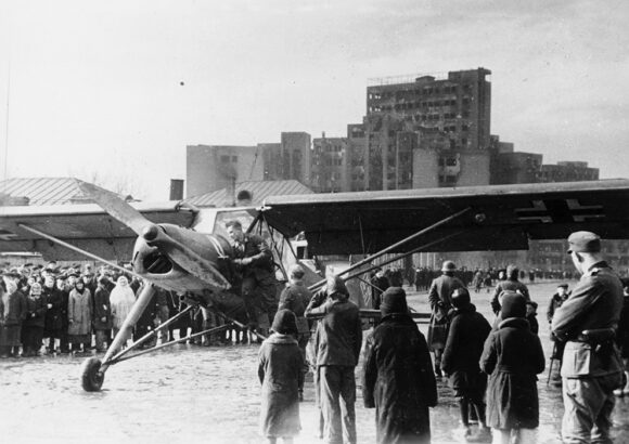 Ein Fieseler Storch landet in Charkow Физелер Fi 156 «Шторх»