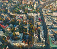 Съемка с дрона Аэрофотосъемка центра Киева. Вид на "Золотые ворота" и улицу Владимирскую с высоты птичьего полета
