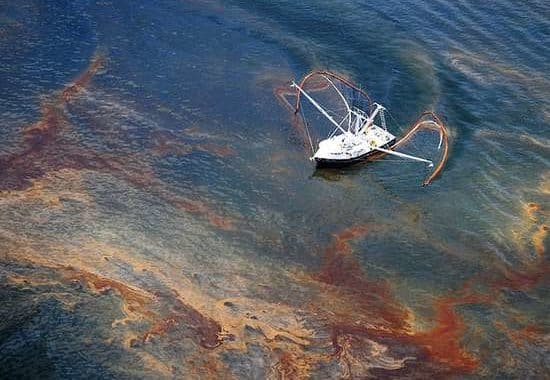 Аэрофотосъемка разлива нефти на море. Аэрофотосъемка разлива нефти на море.