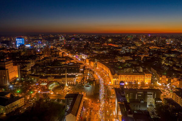 kyiv-drone-night-shot-warm Ночной снимок киева с дрона. "Теплый" вариант обработки