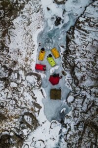 Съемка с дрона в горах. Плановый ракурс Съемка с дрона в горах. Плановый ракурс