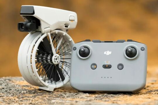 Дрон DJI Flip с пультом управления на фоне природы. Подходит для новичков.