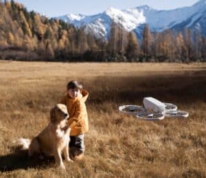 DJI-Flip-drone DJI Flip — инновационный селфи-дрон с защитой пропеллеров, идеально подходит для съемки в тесных пространствах и поездках.