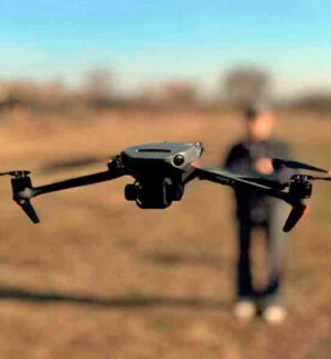 letnaya-praktika-dji-mavic-3-trenirovka Дрон DJI Mavic 3 в режиме зависания во время практического занятия. Пилот управляет дроном на открытой местности, отрабатывая навыки стабилизации и съёмки.