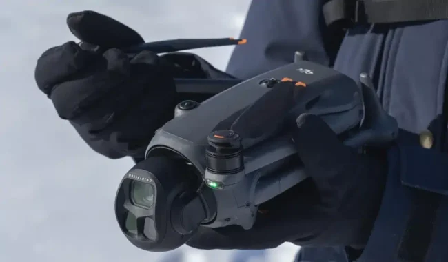 mavic-4-pro DJI Mavic 4 Pro в руках пілота перед злетом узимку.