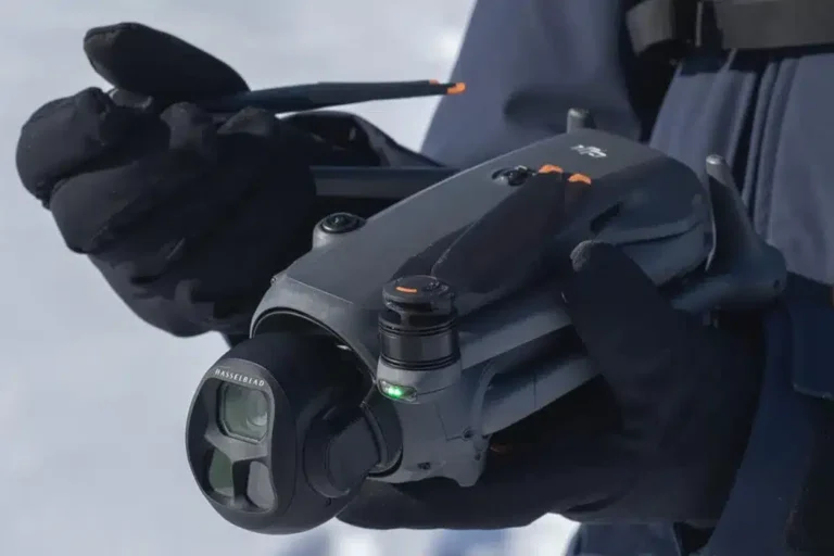 DJI Mavic 4 Pro в руках пилота перед взлётом зимой